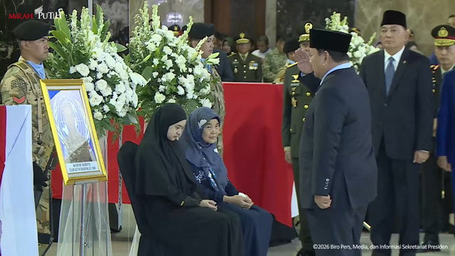 Momen Presiden Prabowo beri hormat pada jenazah prajurit TNI UNIFIL yang gugur di Lebanon, Sabtu (4/4/2026). Foto: YouTube/ Sekretariat Presiden