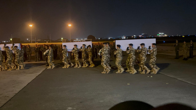 Suasana upacara pelepasan ketiga jenazah prajurit Satgas UNIFIL RI yang tewas di Lebanon, Sabtu (4/4/2026). Foto: Abid Raihan/kumparan