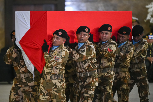 Sejumlah prajurit TNI mengusung peti jenazah personel penjaga perdamaian yang tergabung dalam United Nations Interim Force in Lebanon (UNIFIL) setibanya di VIP Room Terminal 3 Bandara Soekarno-Hatta, Tangerang, Banten, Sabtu (4/4/2026). Foto: Fauzan/ANTARA FOTO