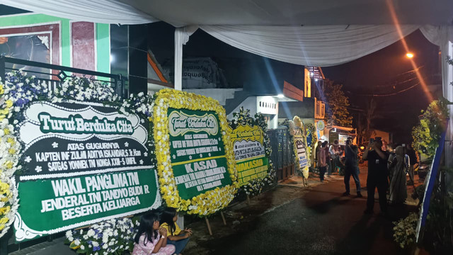 Suasana di rumah duka Mayor Zulmi Aditya Iskandar di Kp Cikendal, Kelurahan Cipageran, Cimahi Utara pada Sabtu (4/4/2026). Foto: Abisatya/kumparan