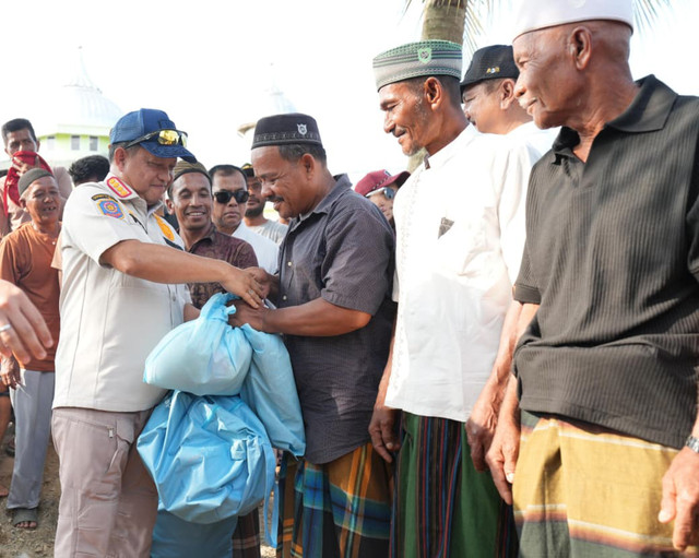 Menteri Dalam Negeri sekaligus Ketua Satuan Tugas (Kasatgas) Percepatan Rehabilitasi dan Rekonstruksi (PRR) Pascabencana Sumatera Muhammad Tito Karnavian meninjau langsung kondisi pengungsi di Kabupaten Aceh Tamiang, Aceh, Sabtu (4/4/2026). Foto: Dok. Satgas PRR