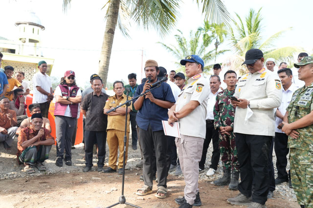 Menteri Dalam Negeri sekaligus Ketua Satuan Tugas (Kasatgas) Percepatan Rehabilitasi dan Rekonstruksi (PRR) Pascabencana Sumatera Muhammad Tito Karnavian meninjau langsung kondisi pengungsi di Kabupaten Aceh Tamiang, Aceh, Sabtu (4/4/2026). Foto: Dok. Satgas PRR