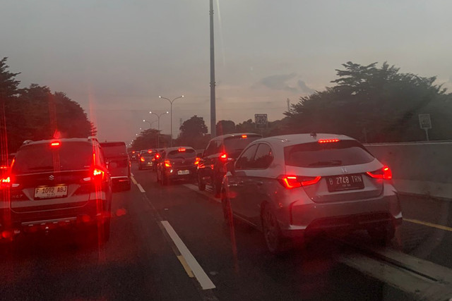 Macet di Tol Jagorawi arah Jakarta mulai dari KM 30-28 pada Sabtu (4/4/2026). Foto: Mirsan Simamora/kumparan