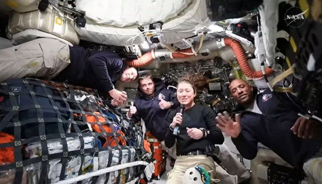 Para anggota kru NASA Artemis II, Jeremy Hansen, Reid Wiseman, Christina Koch, dan Victor Glover menjawab pertanyaan dari wartawan selama acara pengiriman data pertama misi mereka (2/4/2026). Foto: NASA TV/Handout via REUTERS