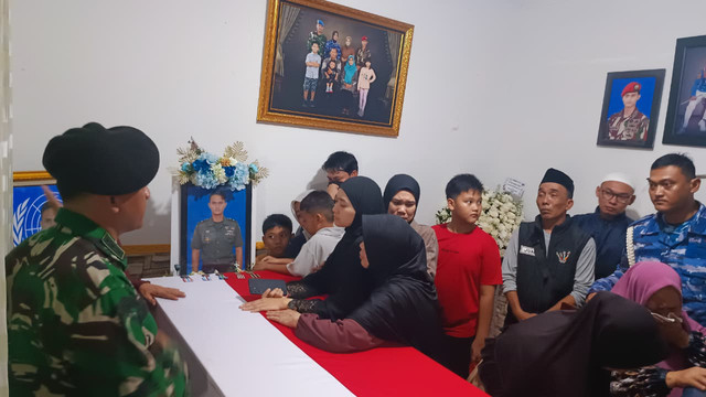 Isak tangis keluarga menyambut kedatangan jenazah Mayor Zulmi Aditya Iskandar di rumah duka, Sabtu (4/4/2026). Foto: Abisatya/kumparan