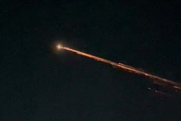 Tangkapan layar yang diduga meteor melintasi langit malam di Provinsi Lampung. Foto: Dok. Lampung Geh