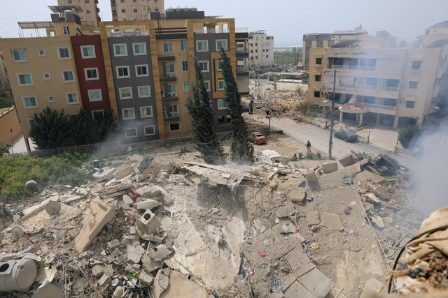 Puing-puing bangunan yang hancur, setelah serangan udara Israel, di tengah meningkatnya permusuhan antara Israel dan Hizbullah, seiring berlanjutnya konflik AS-Israel dengan Iran, di Tyre, Lebanon, Sabtu (4/4/2026). Foto: Adnan Abidi/REUTERS