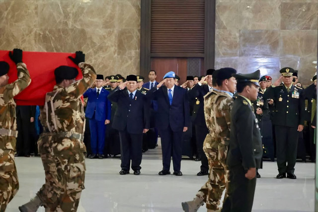 Presiden Prabowo Subianto menghadiri penghormatan jenazah personel penjaga perdamaian yang tergabung dalam United Nations Interim Force in Lebanon (UNIFIL) setibanya di VIP Room Terminal 3 Bandara Soekarno-Hatta, Tangerang, Banten, Sabtu (4/4/2026). Foto: Instagram/ @prabowo