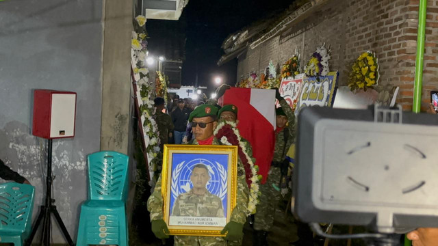 Kedatangan jenazah Serka (Anumerta) M. Nur Ichwan di rumah duka di Desa Deyangan, Mertoyudan, Kabupaten Magelang, Sabtu (4/4/2026). Foto: Intan Alliva Khansa/kumparan