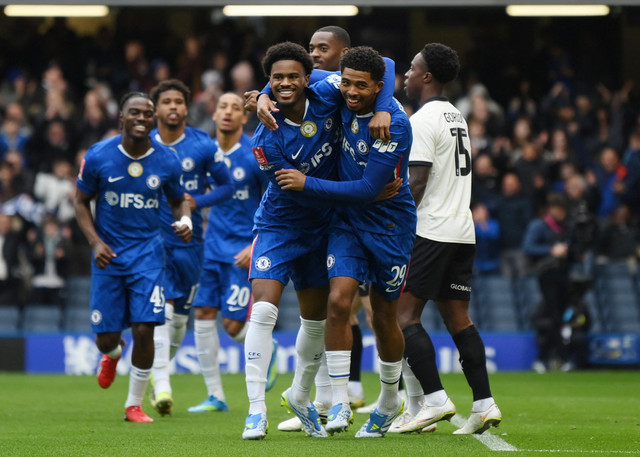 Jorrel Hato dari Chelsea merayakan gol pertama mereka bersama Wesley Fofana pada pertandingan perempat final Piala FA antara Chelsea vs Port Vale di Stamford Bridge, London, Sabtu (4/4/2026). Foto: Jaimi Joy/REUTERS 