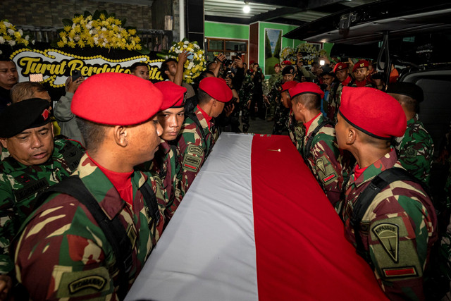 Prajurit TNI mengusung peti jenazah Mayor Inf (Anm) Zulmi Aditya Iskandar setibanya di rumah duka di Kampung Cikendal, Cimahi Utara, Kota Cimahi, Jawa Barat, Sabtu (4/4/2026). Foto: Abdan Syakura/ANTARA FOTO