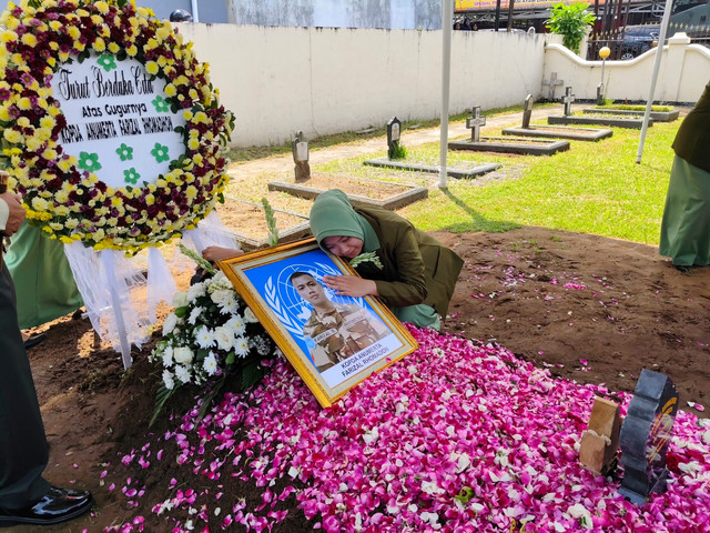 Istri Kopda (Anm) Farizal Rhomadon, Fafa Nur Azila, saat pemakaman suaminya di Taman Makam Pahlawan (TMP) Giripeni Kulon Progo, Minggu (5/4/2026). Arfiansyah Panji/kumparan
