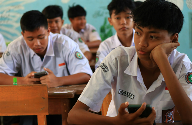 https://unsplash.com/id/foto/siswa-remaja-berseragam-menggunakan-telepon-di-kelas-2hcMhuS-GFM?utm_source=unsplash&utm_medium=referral&utm_content=creditShareLink