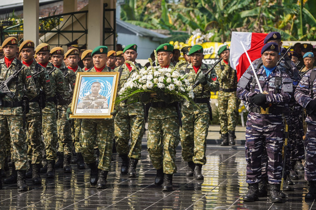 Personel TNI mengusung peti jenazah Kopda (Anm) Farizal Rhomadhon saat prosesi pemakaman di TMP Giripeni, Wates, Kulonprogo, DI Yogyakarta, Minggu (5/4/2026). Foto: Hendra Nurdiyansyah/ANTARA FOTO