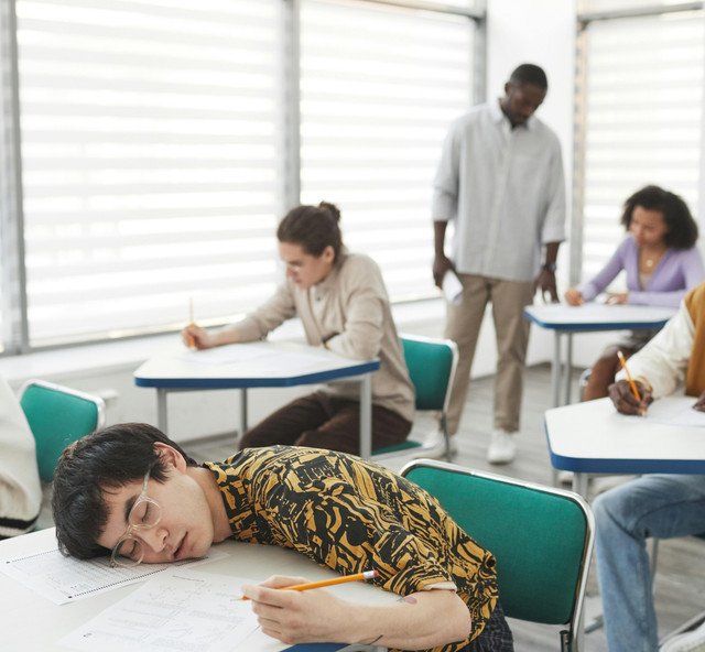 Ilustrasi raga di kelas tetapi jiwanya tidur disaat suasana perkuliahan. Sumber: pexels.com