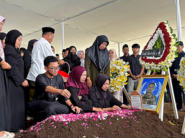 Hanadita Anjani (26), istri Serka Ichwan saat berdoa di pusara. Foto: Intan Alliva/kumparan