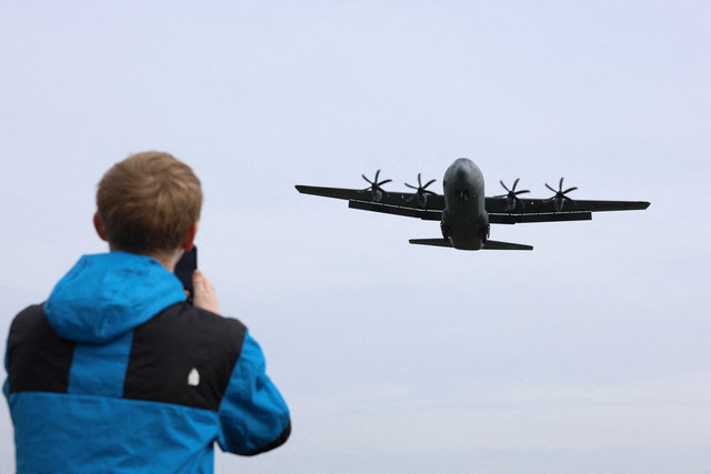 Sebuah pesawat Lockheed C-130 Angkatan Udara AS terbang sebelum mendarat di pangkalan udara RAF Fairford,di Fairford, Gloucestershire, Inggris, 22 Maret 2026. Foto: Toby Shepheard/REUTTERS
