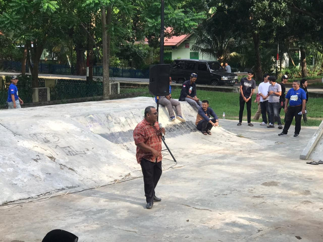 Penulis selaku koord.sementara Inkubator Seni Universitas Syiah Kuala (USK), sedikit menjelaskan gerakan budaya artistik kampus yang memuarakan produksi Skate Park Stage ini (Foto: Aliva Fathira, 2026)