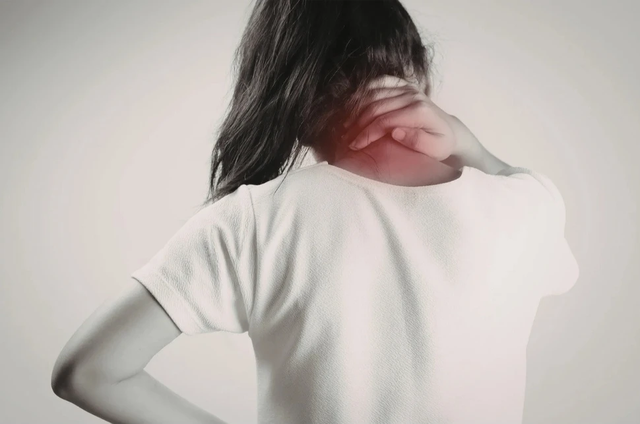 Gambar 1 Ilustrasi rasa sakit dan ketegangan pada area tulang belakang leher dan punggung atas. Sumber: Olivia Grigorita's Images via Canva Pro