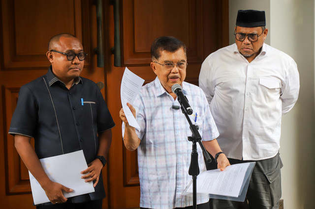 Mantan Wakil Presiden RI, Jusuf Kalla, memberikan update terhadap kasus pencemaran nama baiknya di kawasan Kebayoran Baru, Jakarta, Minggu (5/4/2026). Foto: Iqbal Firdaus/kumparan