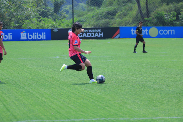 Lareina Ramira Savvy dari Putrri JP Jakarta sedang menendang bola di HYDROPLUS Soccer League Jakarta U-18, Minggu (5/4). Foto: Agri Aulian Perdana/kumparan