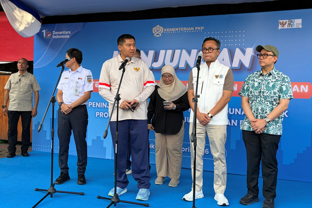 Konferensi pers peninjauan lokasi pembangunan hunian di Wilayah Kota Tua, Jakarta Barat, Minggu (5/4/2026). Foto: Najma Ramadhanya/kumparan