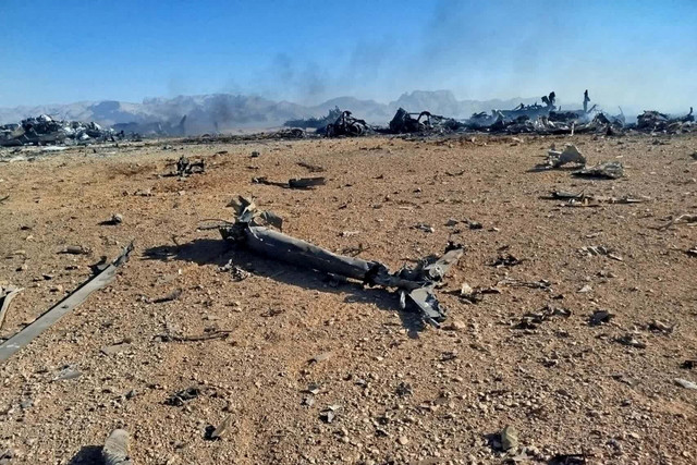 Puing-puing diduga pesawat angkut militer C-130 milik Amerika Serikat yang ditembak jatuh oleh Garda Revolusi Iran (IRGC) di Isfahan, Iran, Minggu (5/4/2026). Foto: Media Sosial/via REUTERS