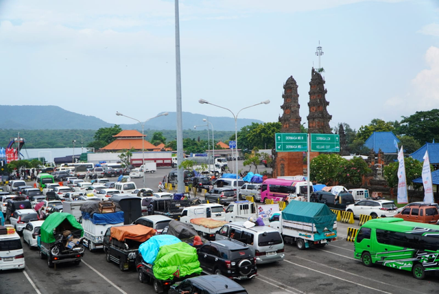 Antrean kendaraan di Pelabuhan Gilimanuk, Bali saat libur panjang Paskah 2026. Foto: Dok. ASDP