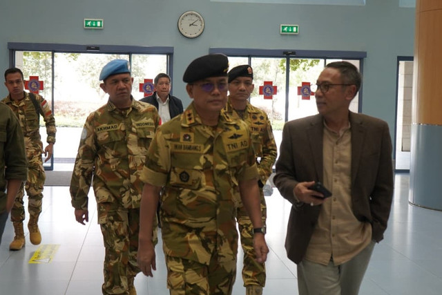 Komandan PMPP TNI Mayjen TNI Iwan Bambang Setiawan bersama Dubes RI untuk Lebanon, Dicki Komar, DCO Seceast UNIFIL Kolonel Inf A.Juni Toa serta Dirbinops PMPP TNI Kolonel Inf Untung Prayitno tiba di RS Saint George Beirut Lebanon. Foto: PMPP TNI