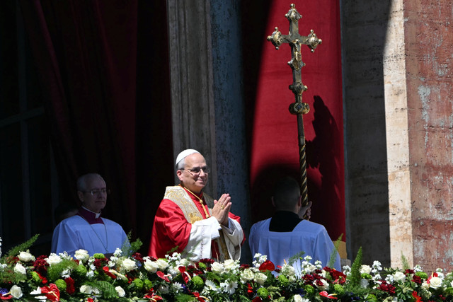 Paus Leo XIV menyampaikan pidato kepada kerumunan dari balkon utama Basilika Santo Petrus untuk pesan dan berkat Urbi et Orbi sebagai bagian dari perayaan Paskah di Lapangan Santo Petrus, Vatikan, Minggu (5/4/2026). Foto: Andreas SOLARO / AFP