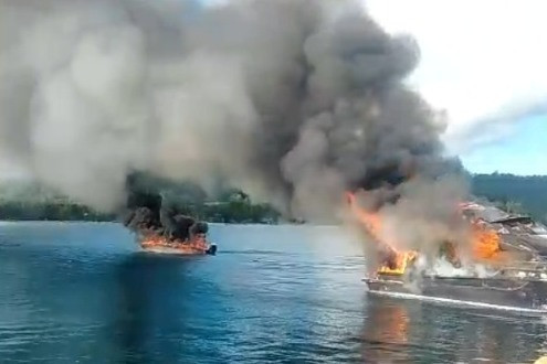 2 unit kapal cepat milik perusahaan kayu erbakar di Pelabuhan Falabisahaya, Kecamatan Mangoli Utara, Kabupaten Kepulauan Sula, Maluku Utara, Minggu (5/4/2026). Foto: Dok. Istimewa