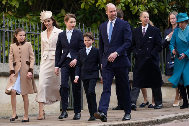 Pangeran William bersama Princess of Wales Kate Middleton, Putri Charlotte dan Pangeran Louis tiba untuk menghadiri Kebaktian Paskah di Kapel St. George, di Windsor, sebelah barat London, Minggu (5/4/2026). Foto: Alberto Pezzali / POOL / AFP