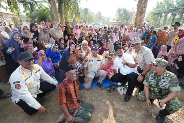 Mendagri Tito Karnavian bersama warga di lokasi bencana Desa Sekumur, Kecamatan Sekerak, Kabupaten Aceh Tamiang, Aceh. Foto: Dok. Istimewa