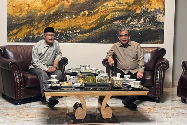 Ketua MPR Ahmad Muzani mengunjungi kediaman Ketum PP Muhammadiyah Haedar Nasir di Bantul, Daerah Istimewa Yogyakarta, Minggu (5/4/2026). Foto: Nasywa Athifah/kumparan