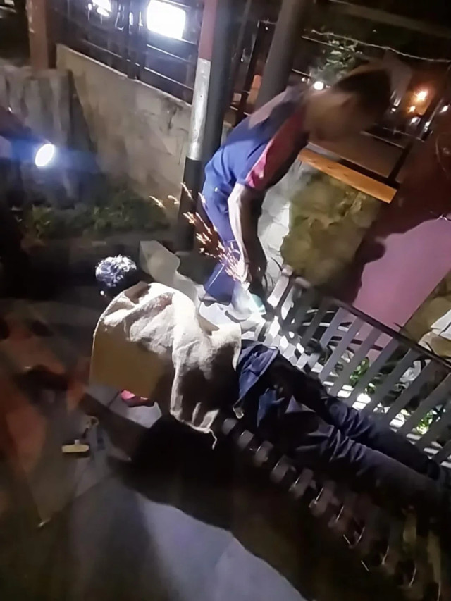 Petugas pemadam kebakaran mengevakuasi pria yang terjebak di kursi di Salatiga, Jawa Tengah. Foto: Instagram/ @pemadam_kebakaran_salatiga