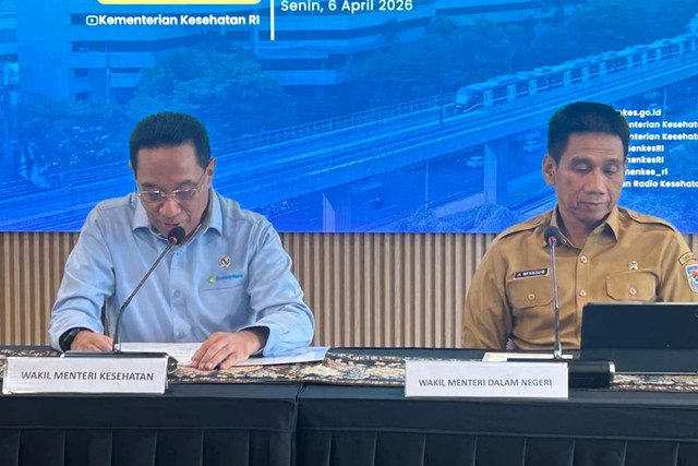Konferensi Pers Hari TB Sedunia 2026 oleh Wamenkes Benjamin Paulus Octavianus, Wamendagri Akhmad Wiyagus, dan WHO Indonesia Setiawan Jati Laksono, di Kantor Kemenkes RI, Jakarta Selatan, Senin (6/4/2026). Foto: Nauval Pratama/kumparan