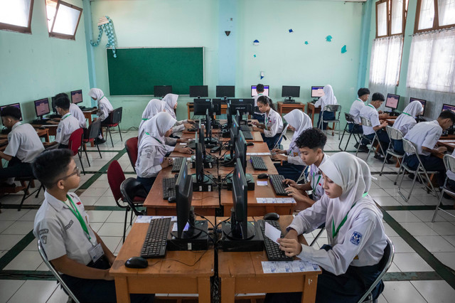 Sejumlah siswa bersiap untuk mengikuti Tes Kemampuan Akademik (TPA) di SMPN 1 Cimahi, Kota Cimahi, Jawa Barat, Senin (6/4/2026). Foto: Abdan Syakura/ANTARA FOTO