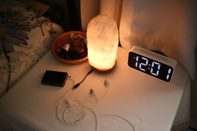 Ilustrasi lampu tidur otomatis. Foto: Allen Y/Unsplash