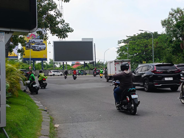 Videotron di dekat Pakuwon Mall, Surabaya, yang sempat menampilkan promosi film 'Aku Harus Mati', Senin (6/4/2026). Foto: Farusma Okta Verdian/kumparan