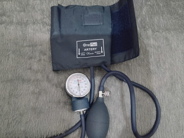 Pemeriksaan tekanan darah menggunakan tensimeter sebagai upaya deteksi hipertensi. (Foto: Dokumentasi pribadi)