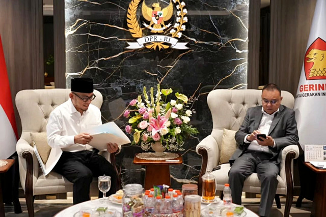 Wakil Menteri Haji dan Umrah RI, Dahnil Anzar Simanjuntak menyampaikan perkembangan persiapan Haji 2026 kepada Wakil Ketua DPR RI yang juga ketua Pengawas Penyelenggaraan Haji RI, Sufmi Dasco Ahmad pada Senin (6/4/2026). Foto: @dahnil_anzar_simanjuntak/Instagram