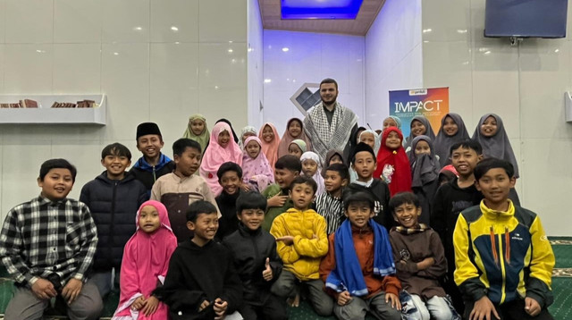 Syekh Motaz Harb Muhammad Hasan berfoto bersama Anak-anak di salah satu Masjid di Solo (Sumber : DT Peduli)