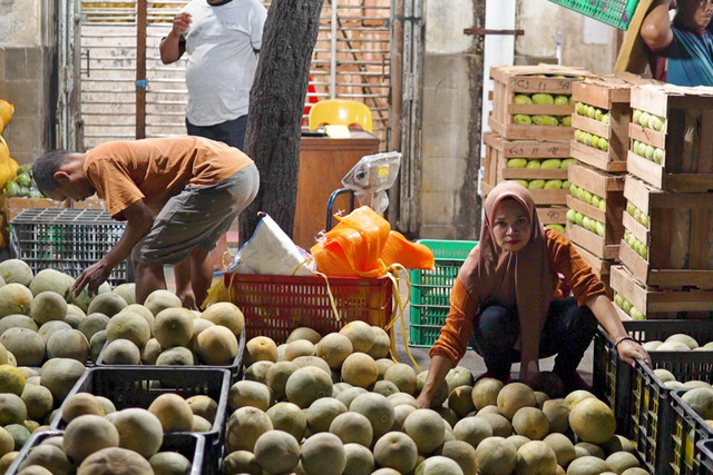 Penjual menata melon di lapak dagangannya di Pasar Gede Hardjonagoro Solo, Jawa Tengah, Minggu (5/4/2026). Foto: Dok. Bakom RI