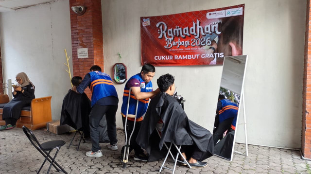 Cukur Gratis bersama CIMB Niaga Syariah dan DT Peduli untuk OJOL dan Pelaku UMKM (Sumber : DT Peduli)
