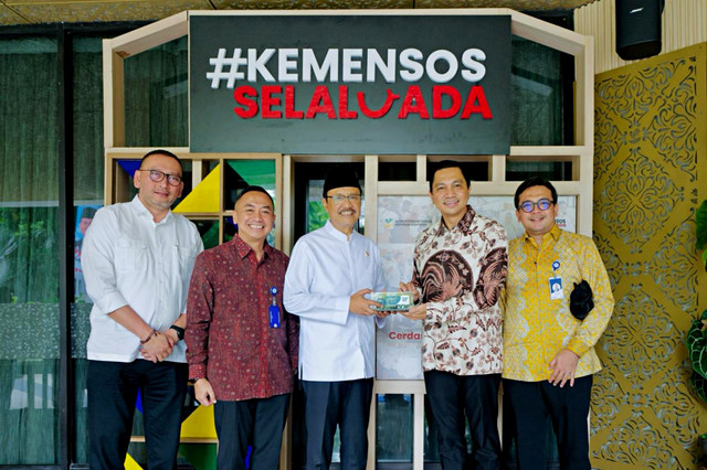 Menteri Sosial Saifullah Yusuf (Gus Ipul) menerima audiensi Direktur Utama PT Pos Indonesia Daud Joseph dan jajaran membahas soal sinergi penyaluran bansos di Kantor Kementerian Sosial, Jakarta, Senin (6/4/2026). Foto: Dok. Kemensos