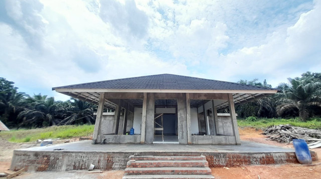 Proses Pembangunan Masjid Daarut Tauhiid di lahan wakaf yang berada di Jambi (Sumber : DT Peduli)