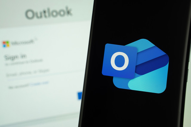 Ilustrasi aplikasi Microsoft Outlook. Foto: Bangla press/Shutterstock