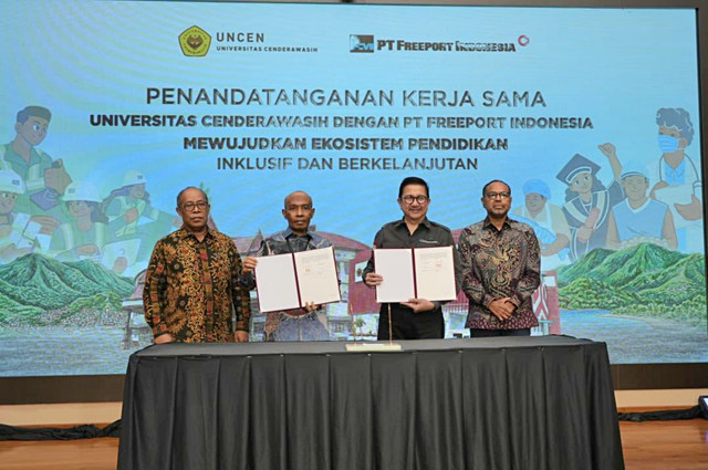 Penandatangan MoU PTFI–UNCEN oleh Presiden Direktur PTFI Tony Wenas (kedua kanan) bersama Rektor UNCEN Prof. Dr. Oscar O. Wambrauw SE., M.Sc., agr. (kedua kiri) untuk membangun kemitraan strategis bidang pendidikan dan pengajaran, penelitian diseminasi informasi dan pengabdian masyarakat di Papua. Foto: Dok. Freeport Indonesia 