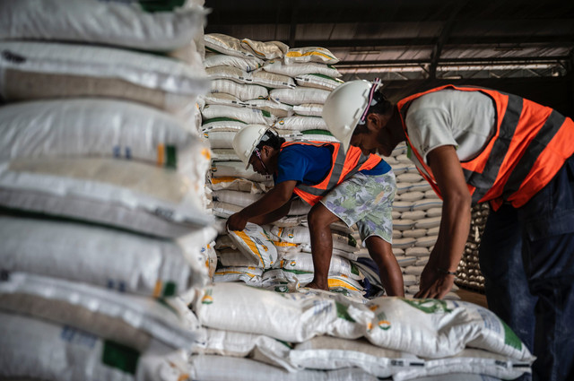 Petugas menata karung beras di Gudang Bulog Tambak Aji, Semarang, Jawa Tengah, Senin (6/4/2026). Foto: Aprillio Akbar/ANTARA FOTO