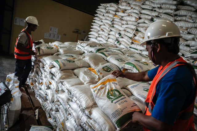 Petugas menata karung beras di Gudang Bulog Tambak Aji, Semarang, Jawa Tengah, Senin (6/4/2026). Foto: Aprillio Akbar/ANTARA FOTO